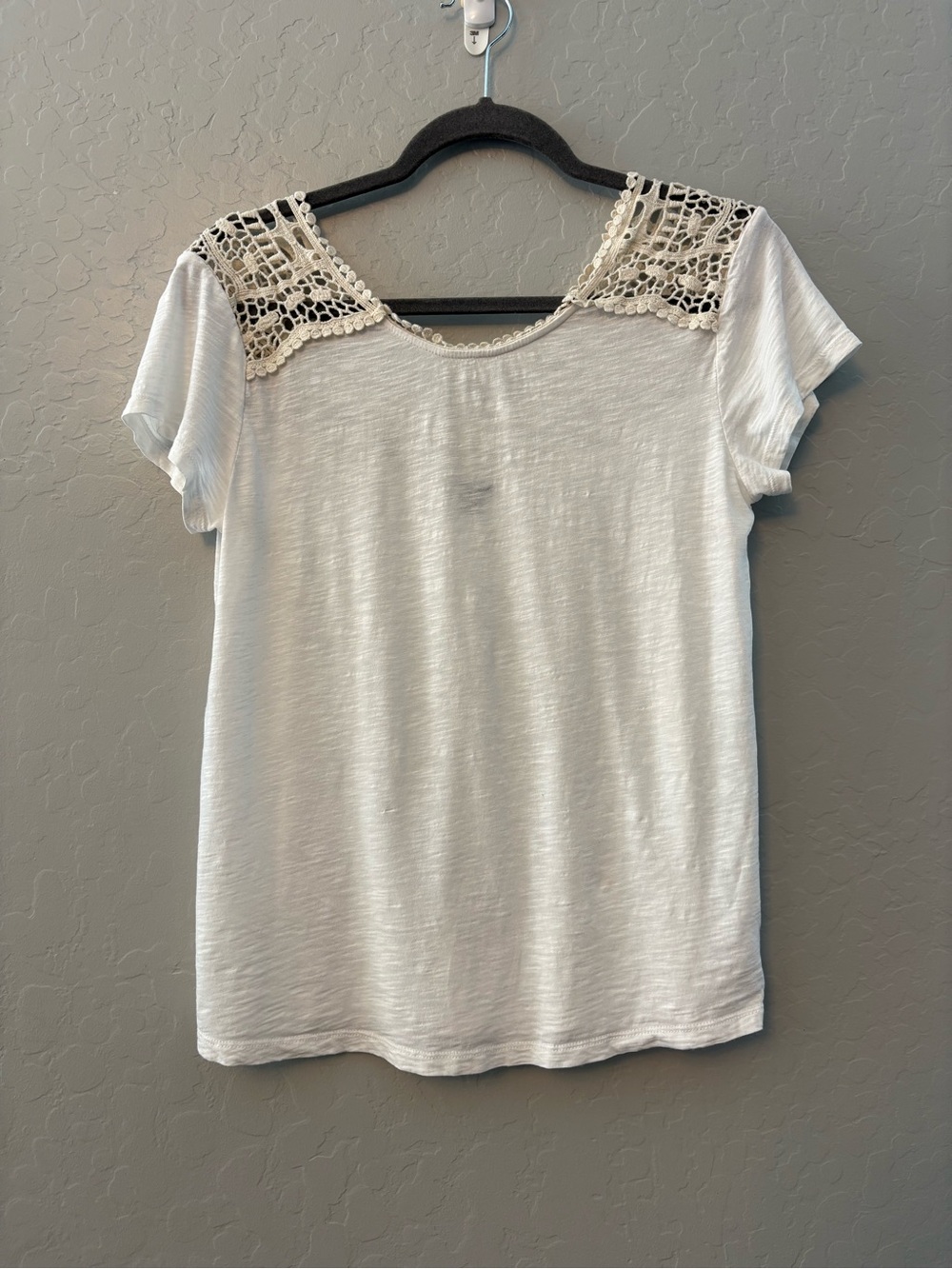 Ann Taylor white short sleeve top with cream crochet lace details size medium